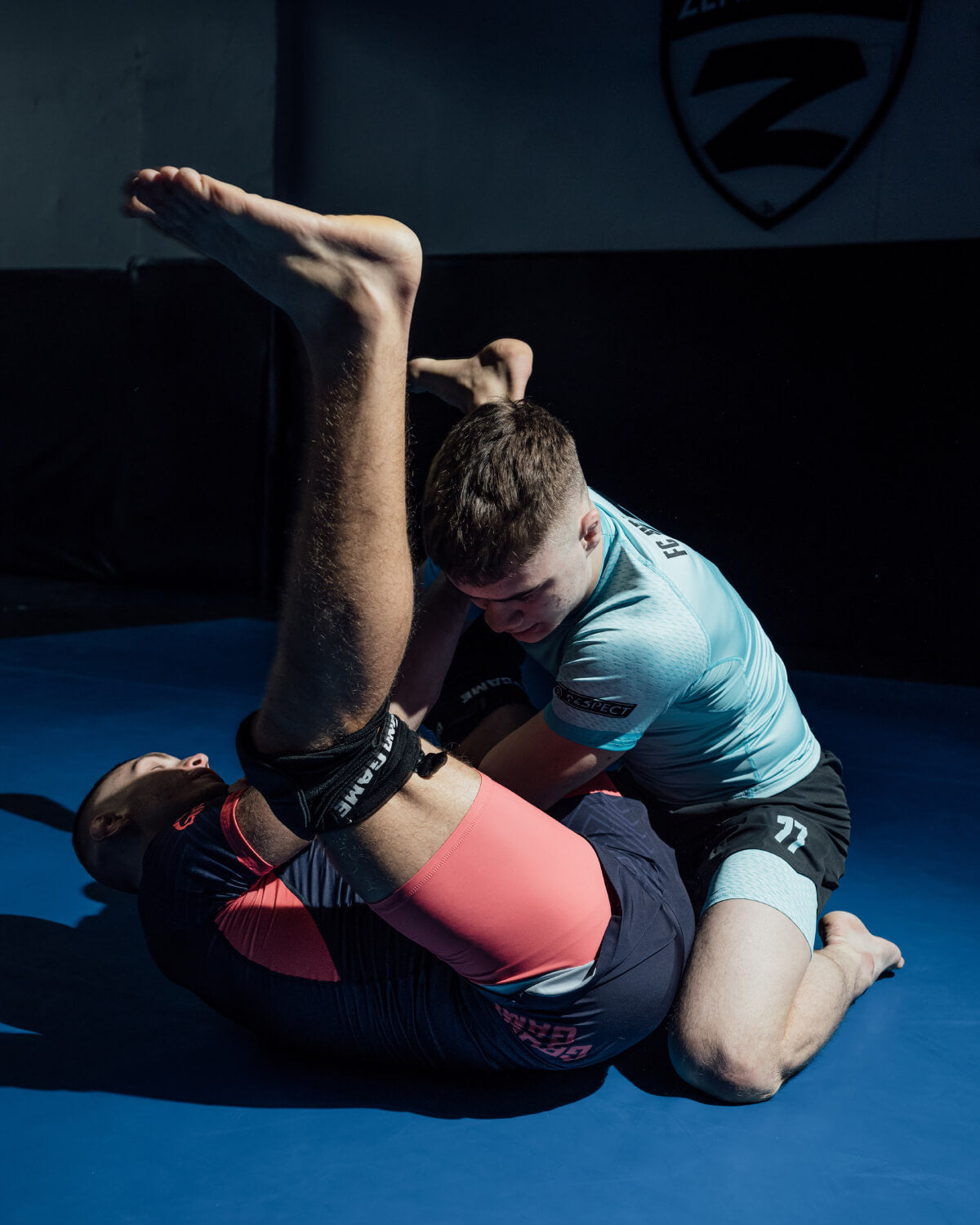 Dvojvrstvové tréningové šortky FC Armbar (tmavomodré)