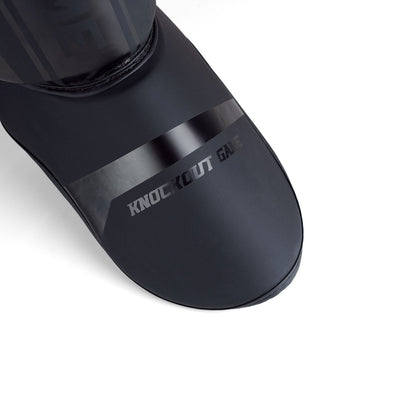 Lekkie ochraniacze na piszczele Stripe Black